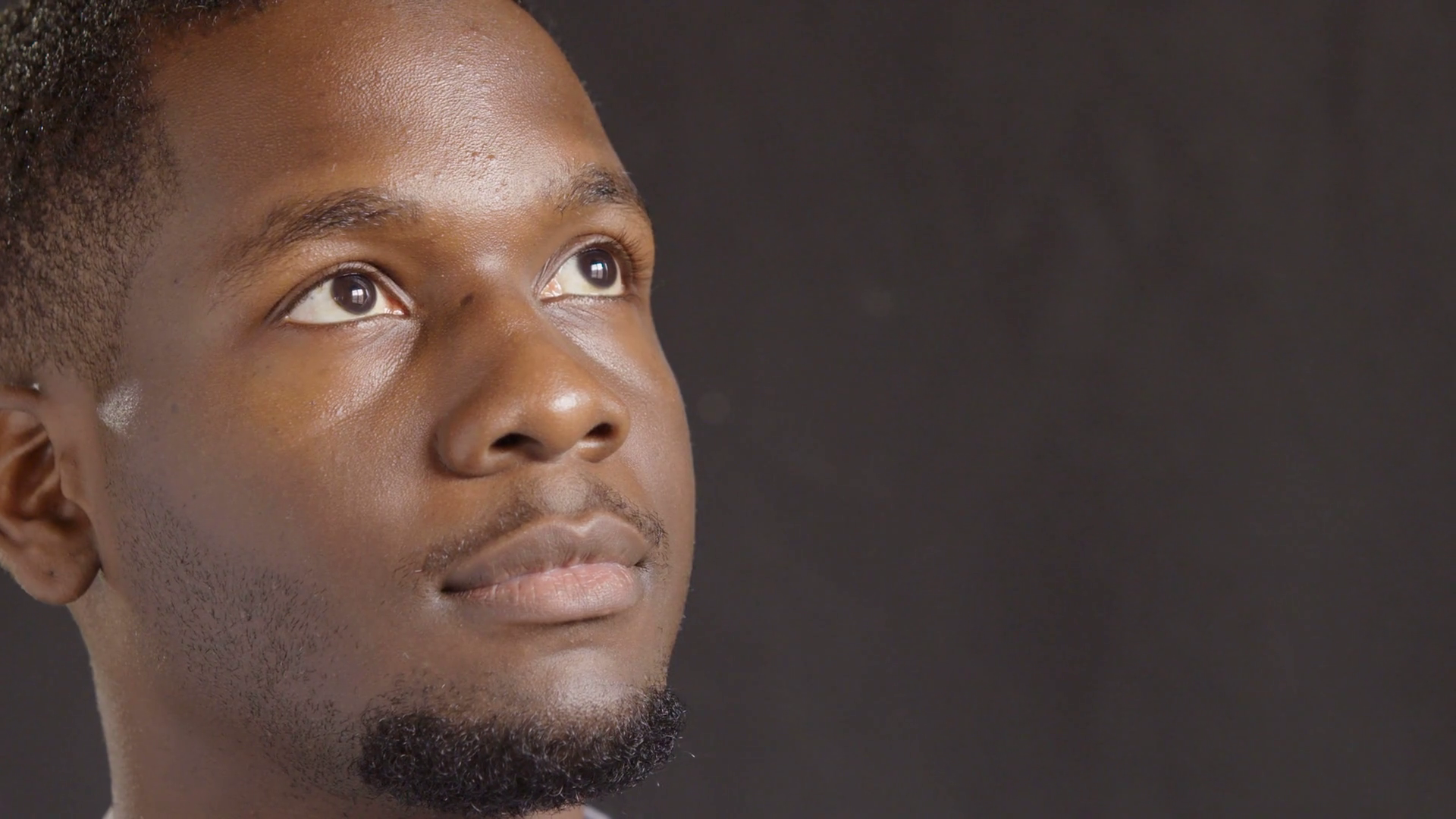 2019.12.15_man-looking-up-7